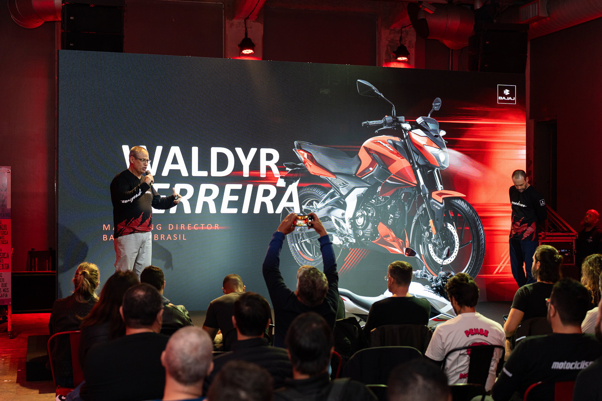 Plateia assistindo à apresentação Criamos Raízes — Bajaj Pulsar N150